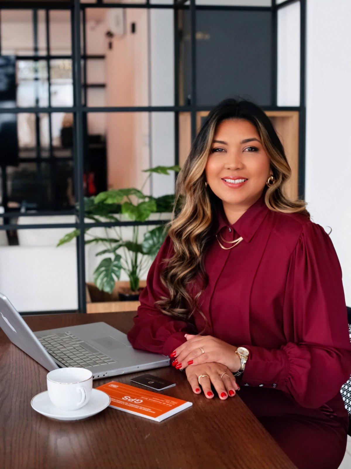 Dra. Danielle Fernandes em seu escritório